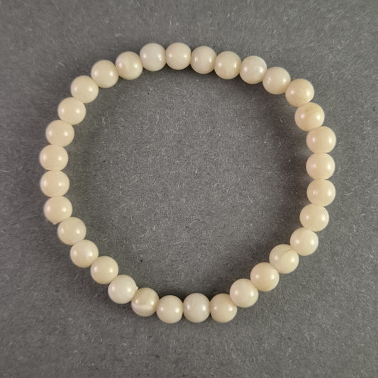 Elegantes Perlenarmband aus cremefarbenen Perlen – Schlicht und zeitlos