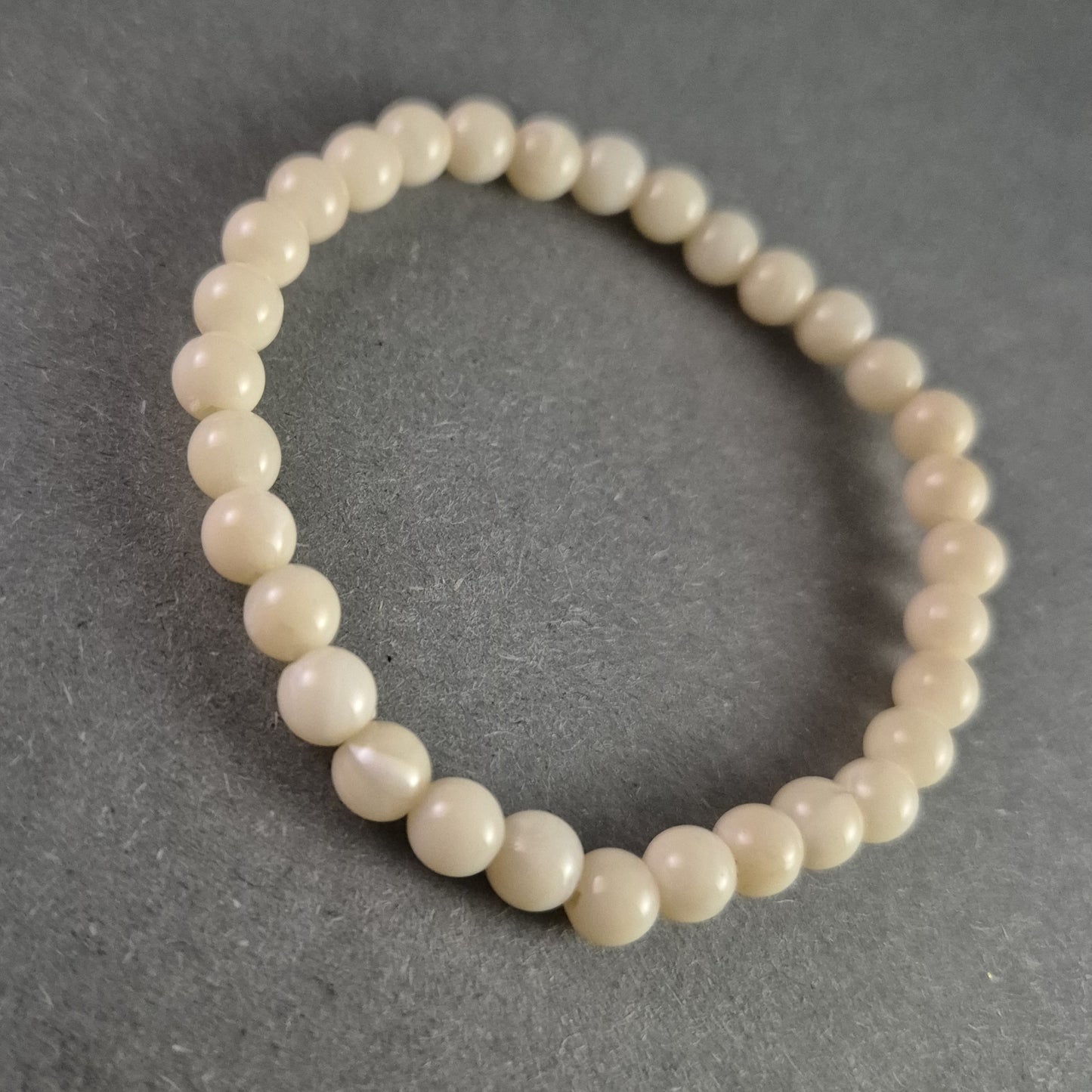 Elegantes Perlenarmband aus cremefarbenen Perlen – Schlicht und zeitlos