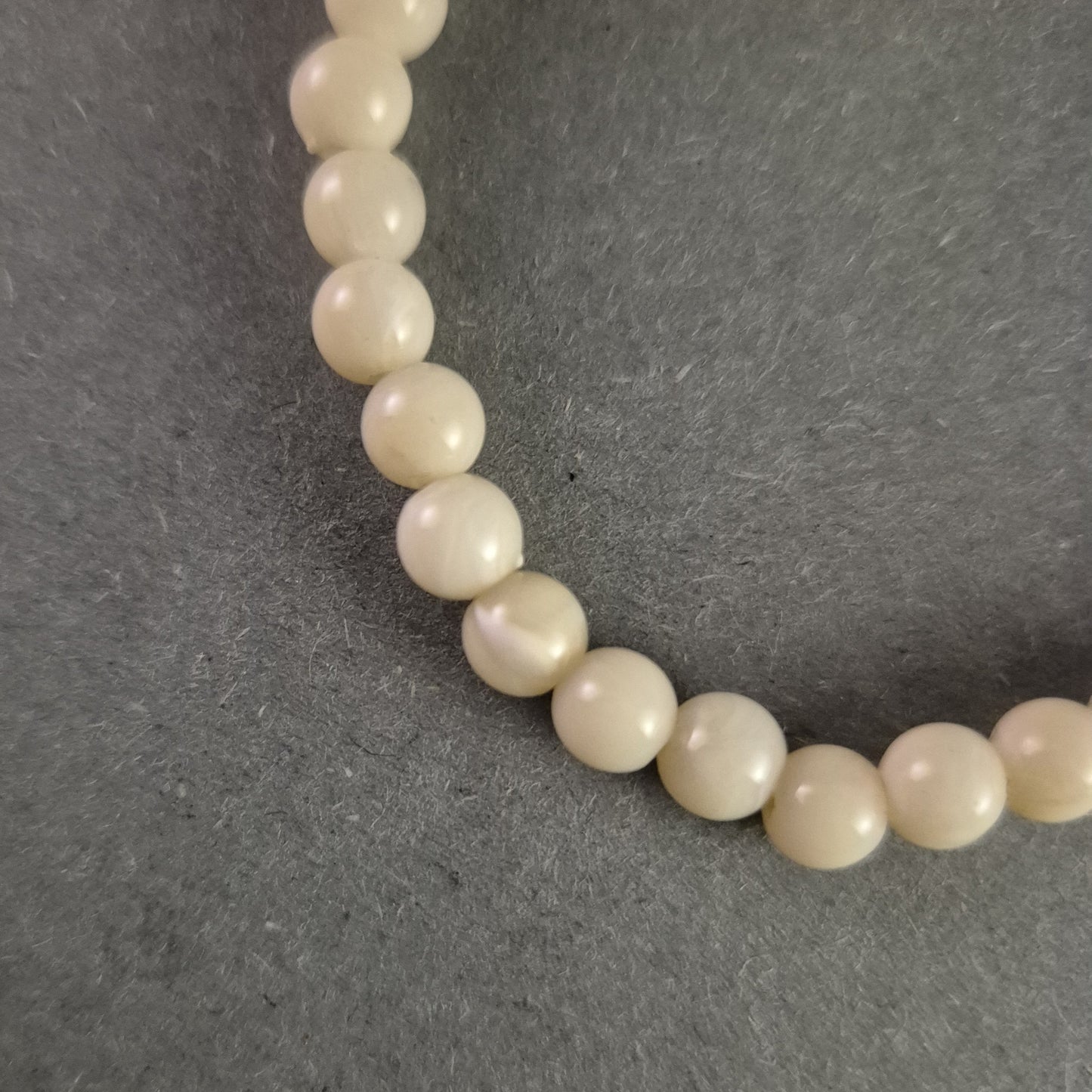 Elegantes Perlenarmband aus cremefarbenen Perlen – Schlicht und zeitlos