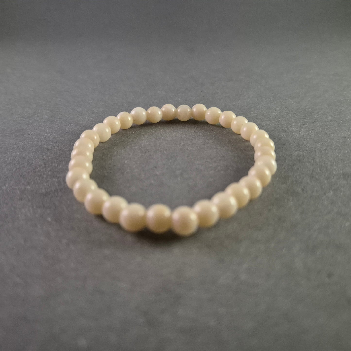 Elegantes Perlenarmband aus cremefarbenen Perlen – Schlicht und zeitlos