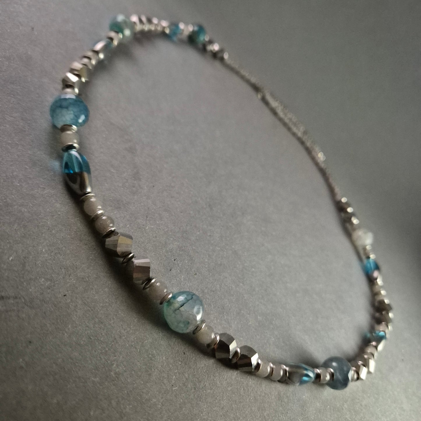 Elegante Halskette mit blauen und grauen Perlen – Zeitloses Schmuckdesign
