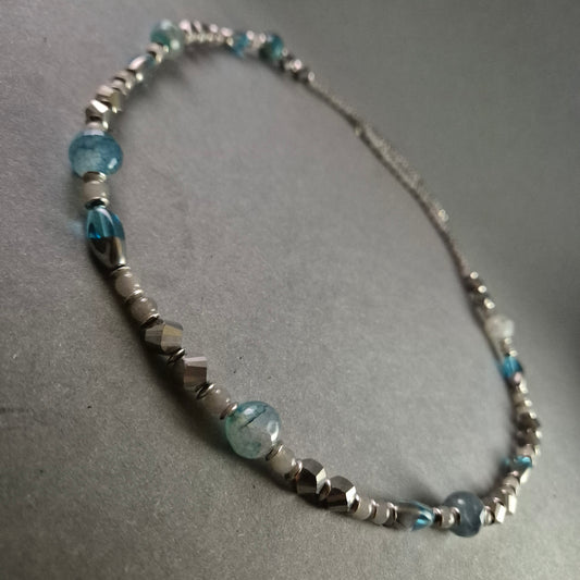 Elegante Halskette mit blauen und grauen Perlen – Zeitloses Schmuckdesign