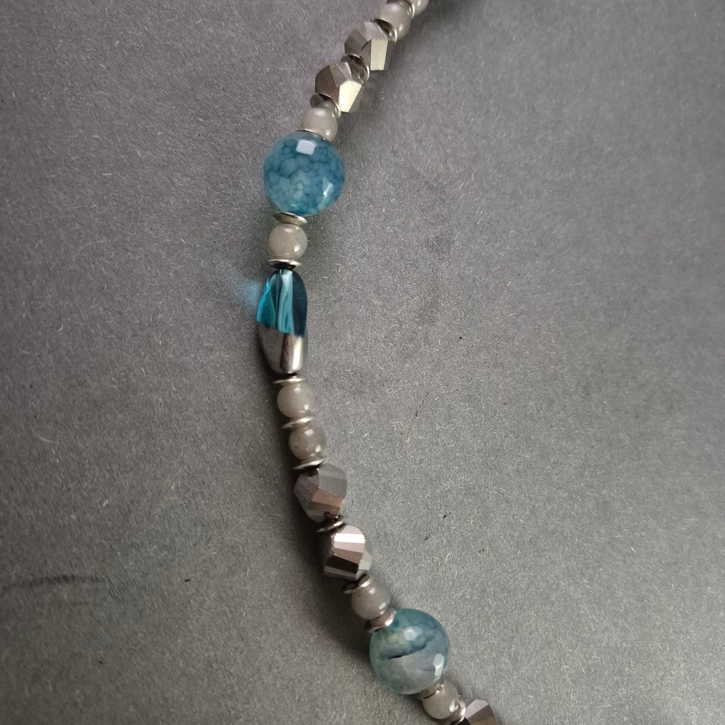 Elegante Halskette mit blauen und grauen Perlen – Zeitloses Schmuckdesign