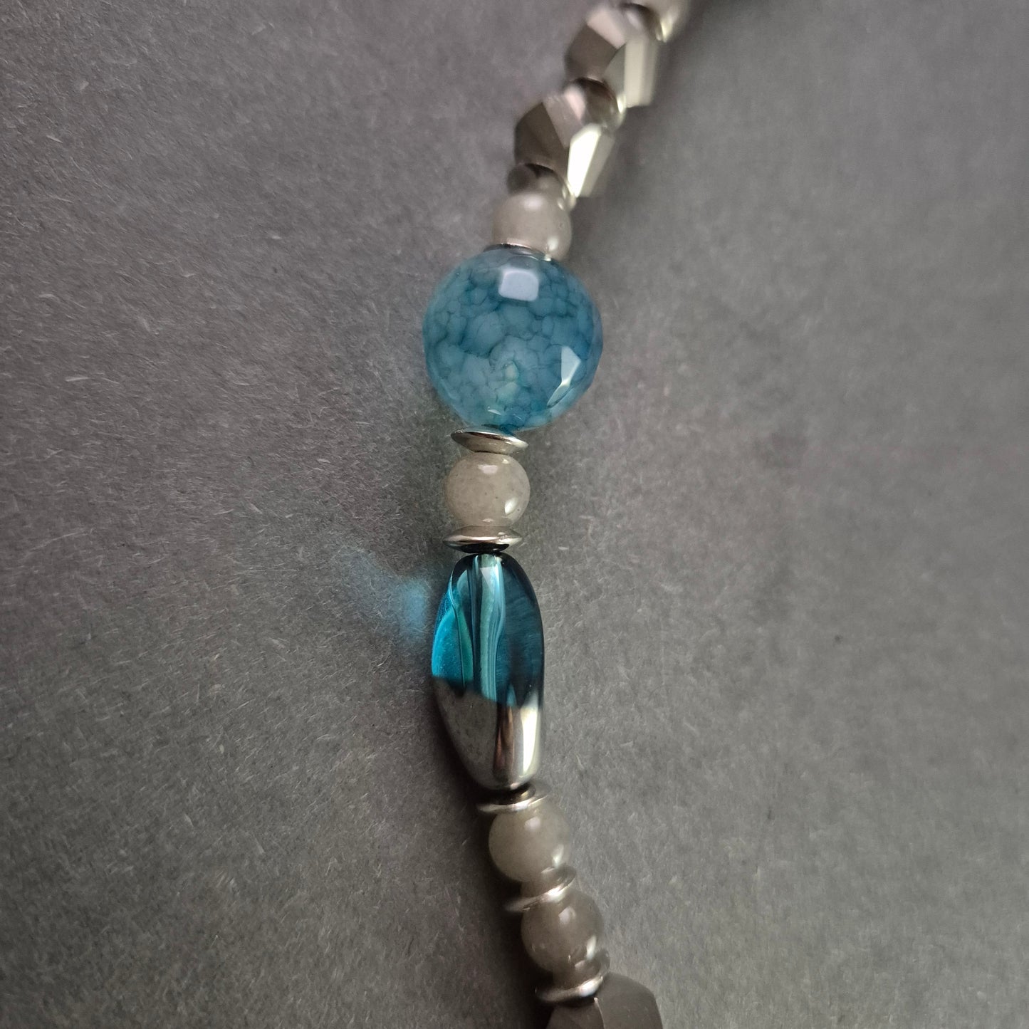 Elegante Halskette mit blauen und grauen Perlen – Zeitloses Schmuckdesign