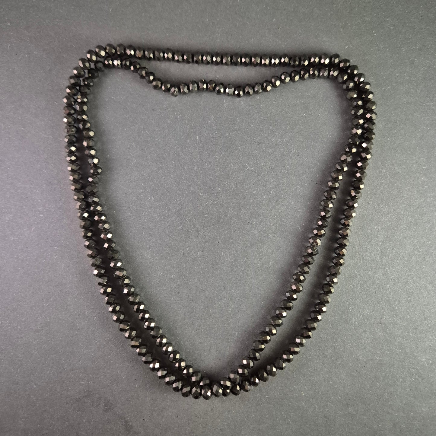 Elegante doppelte Halskette mit facettierten schwarzen Glasperlen