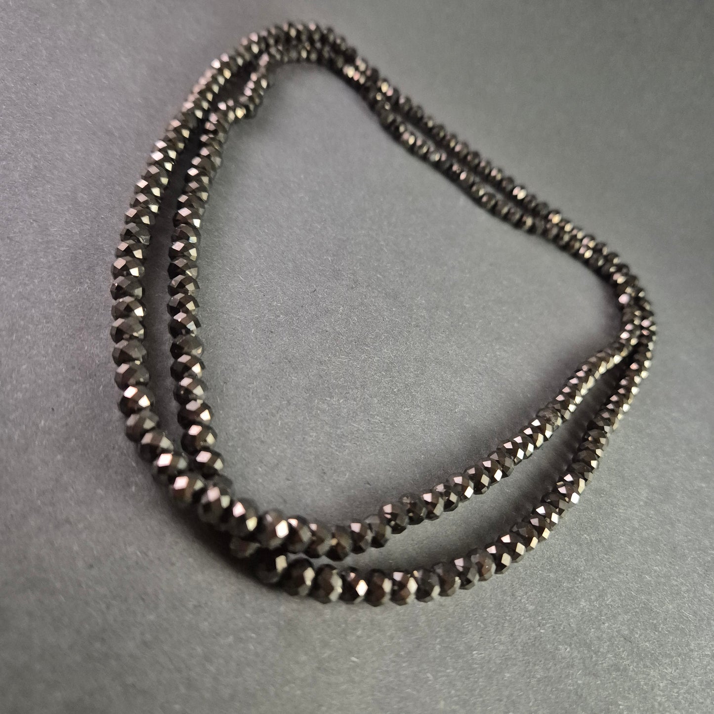 Elegante doppelte Halskette mit facettierten schwarzen Glasperlen