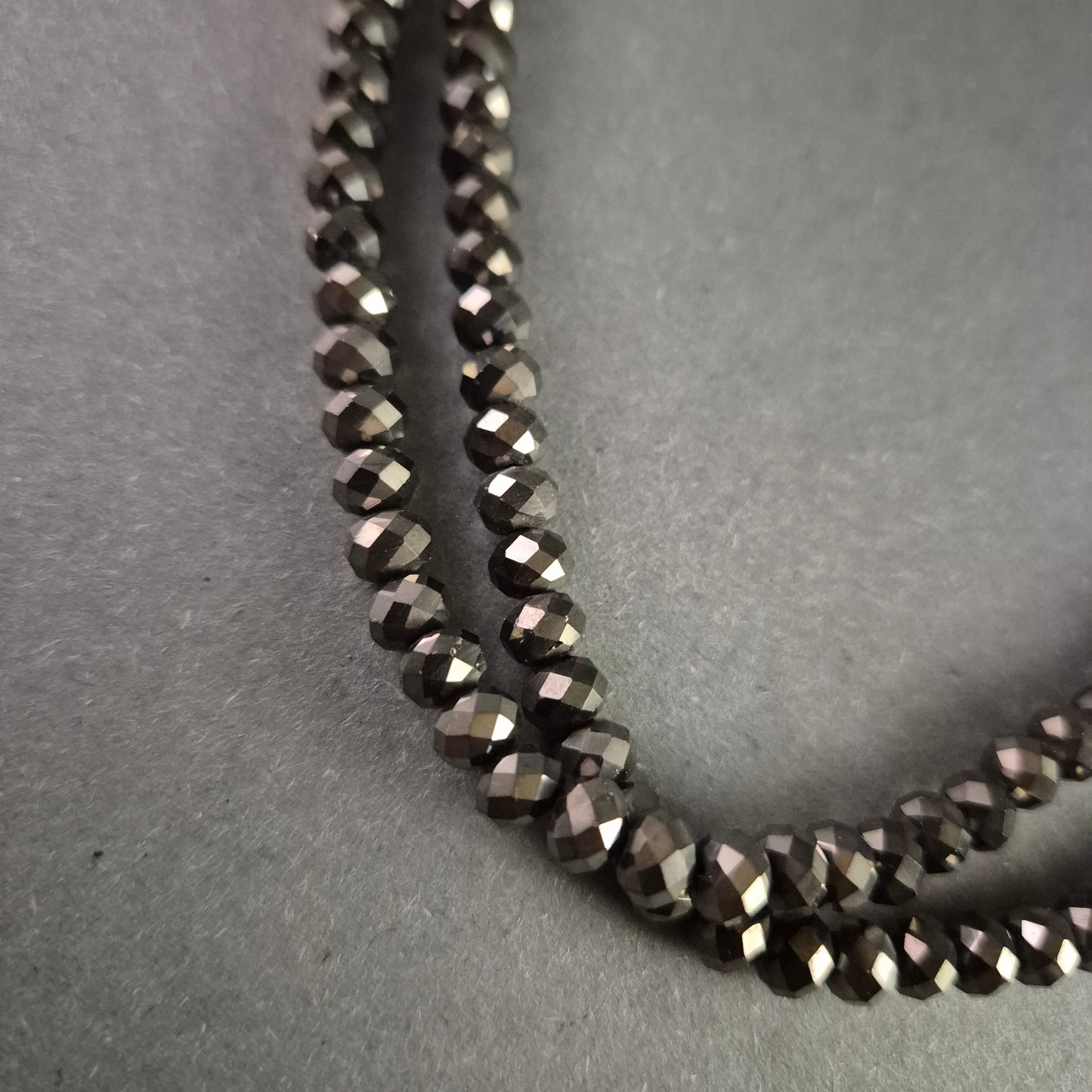 Elegante doppelte Halskette mit facettierten schwarzen Glasperlen