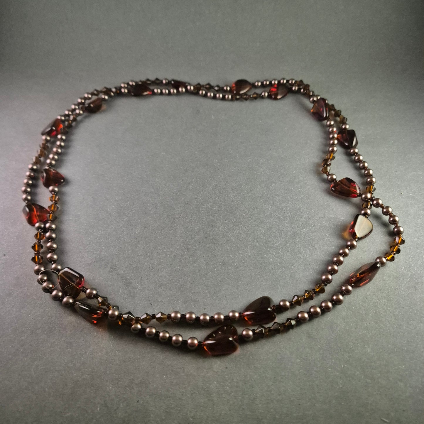 Elegante lange Halskette mit braunen Glasperlen – Vielseitiges Design