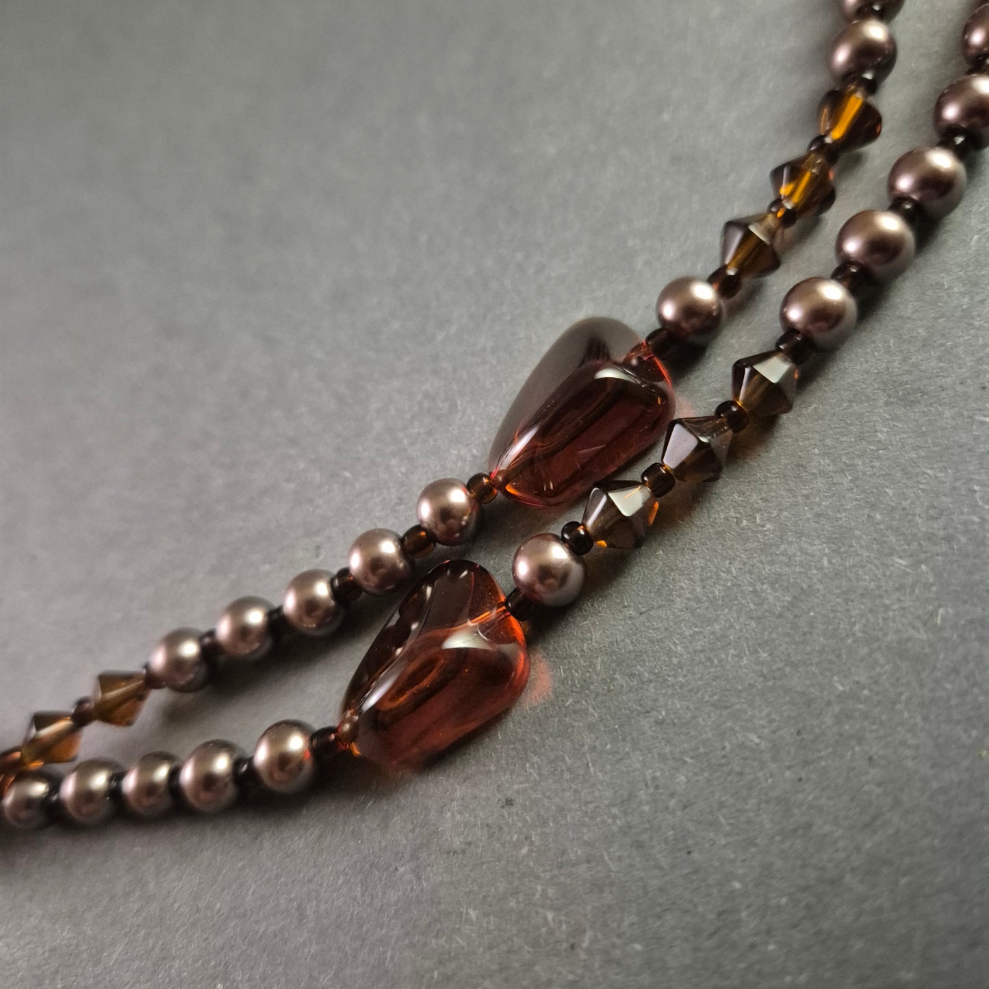 Elegante lange Halskette mit braunen Glasperlen – Vielseitiges Design