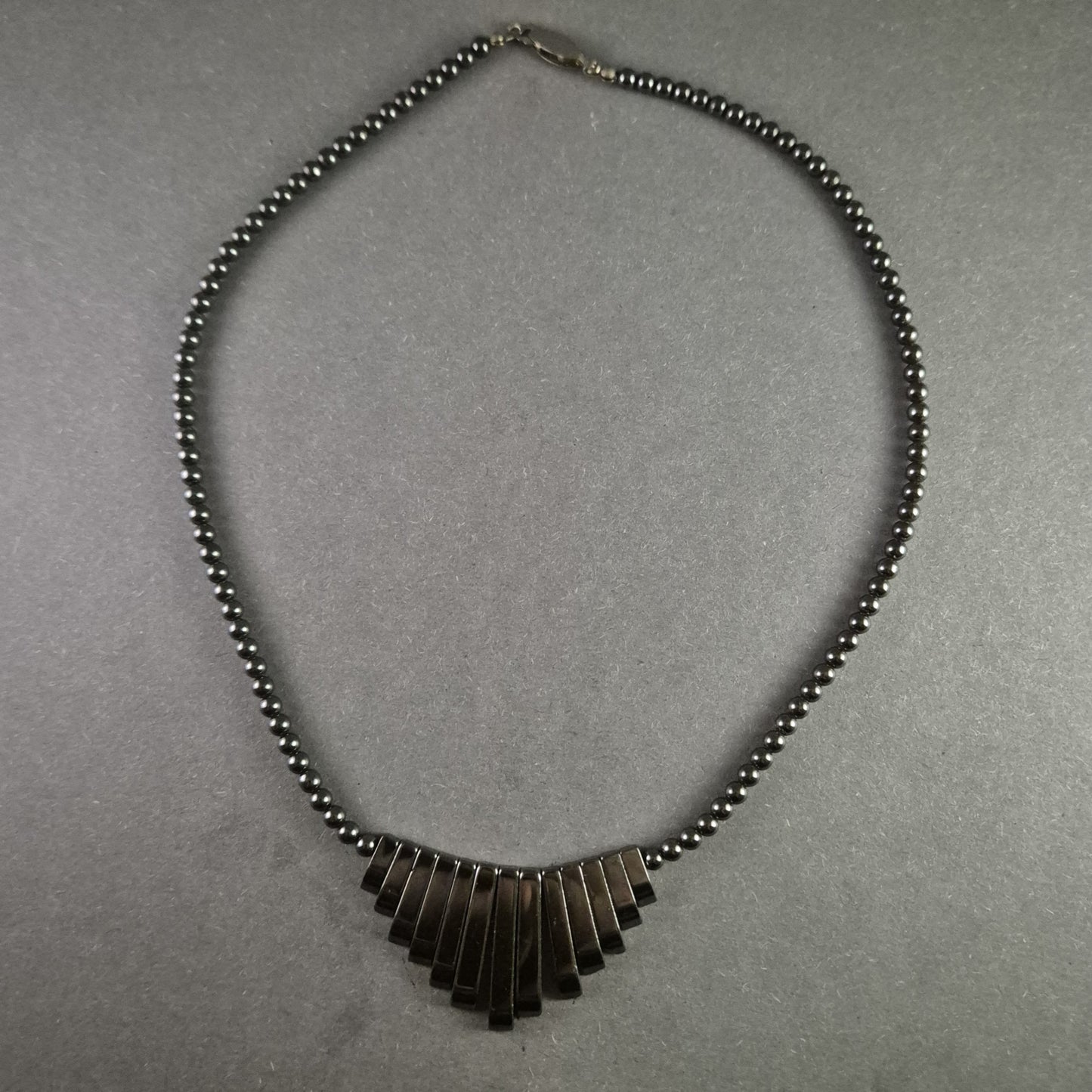 Hämatit-Halskette mit modernem Anhänger – Stilvoll und minimalistisch