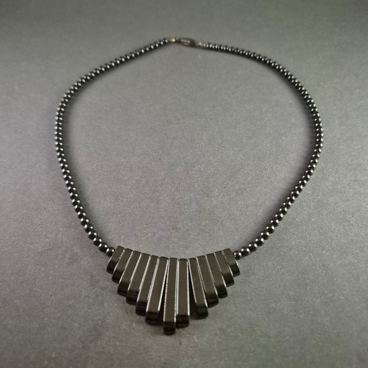 Hämatit-Halskette mit modernem Anhänger – Stilvoll und minimalistisch