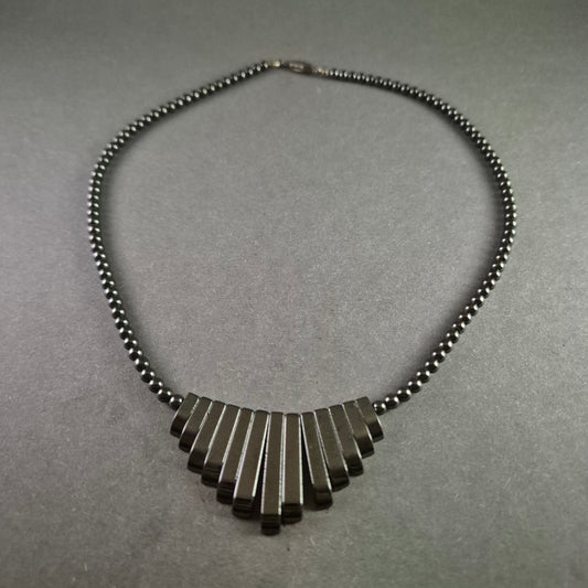 Hämatit-Halskette mit modernem Anhänger – Stilvoll und minimalistisch