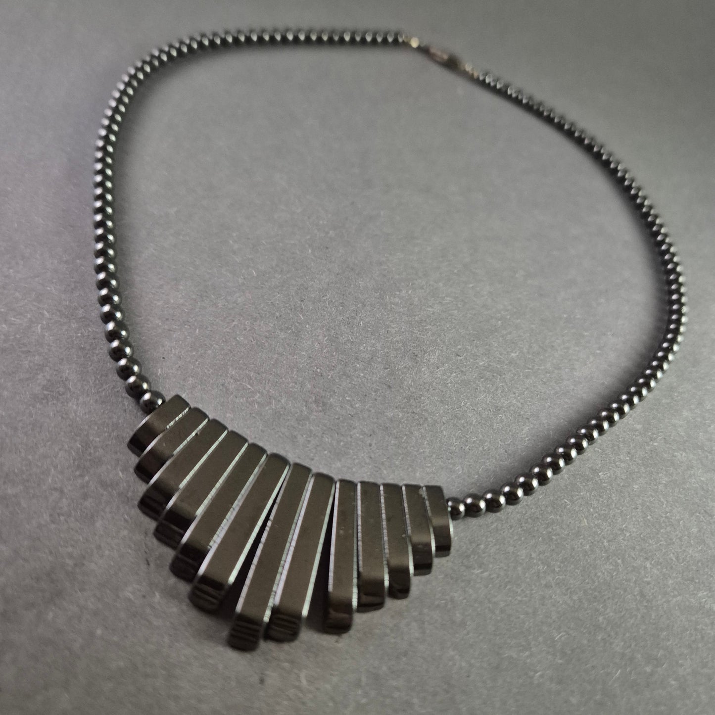 Hämatit-Halskette mit modernem Anhänger – Stilvoll und minimalistisch