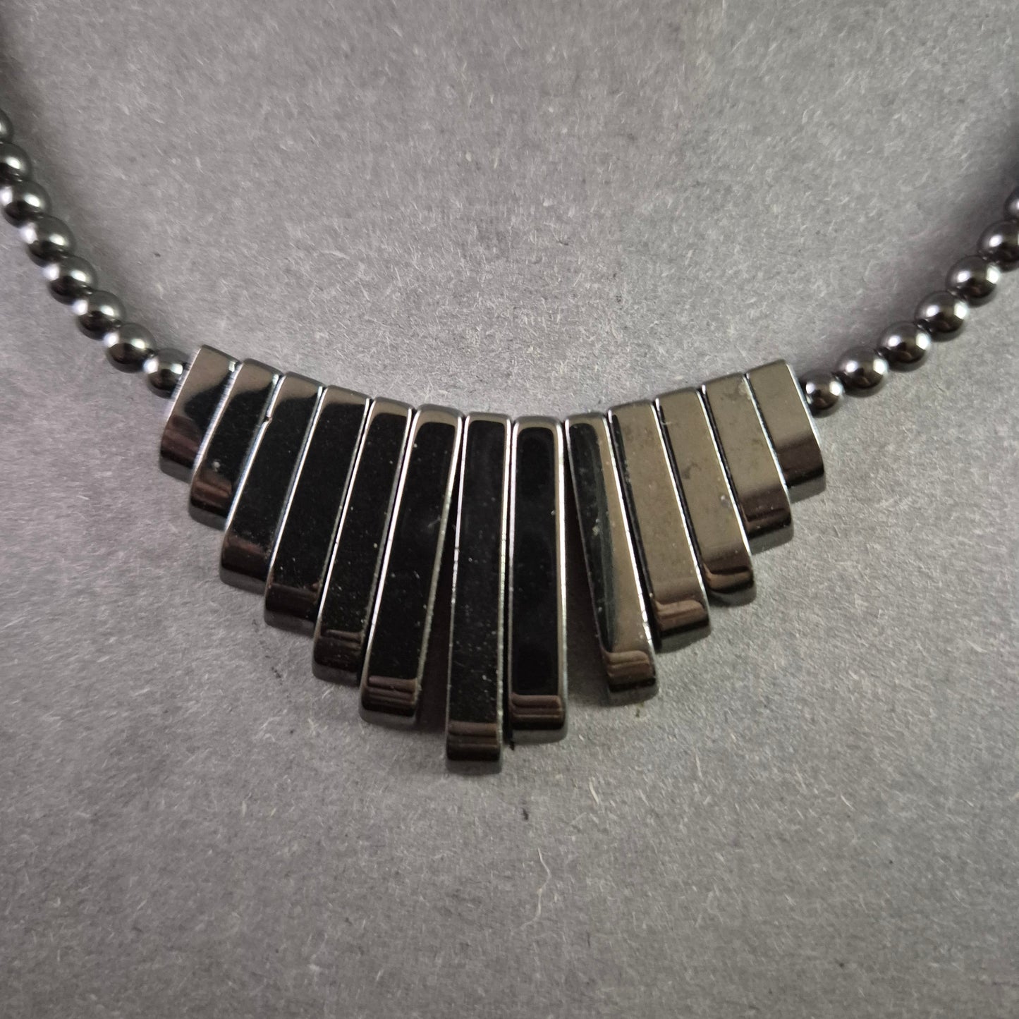 Hämatit-Halskette mit modernem Anhänger – Stilvoll und minimalistisch