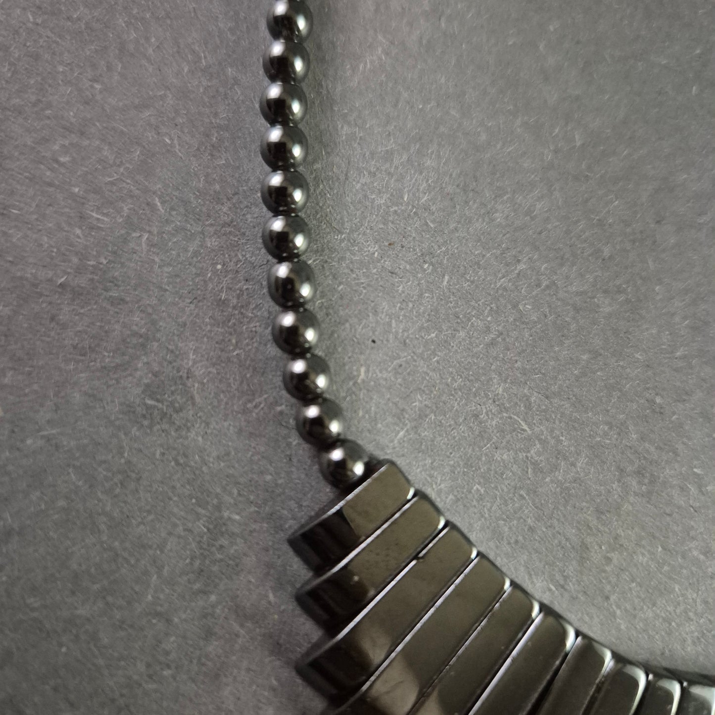 Hämatit-Halskette mit modernem Anhänger – Stilvoll und minimalistisch