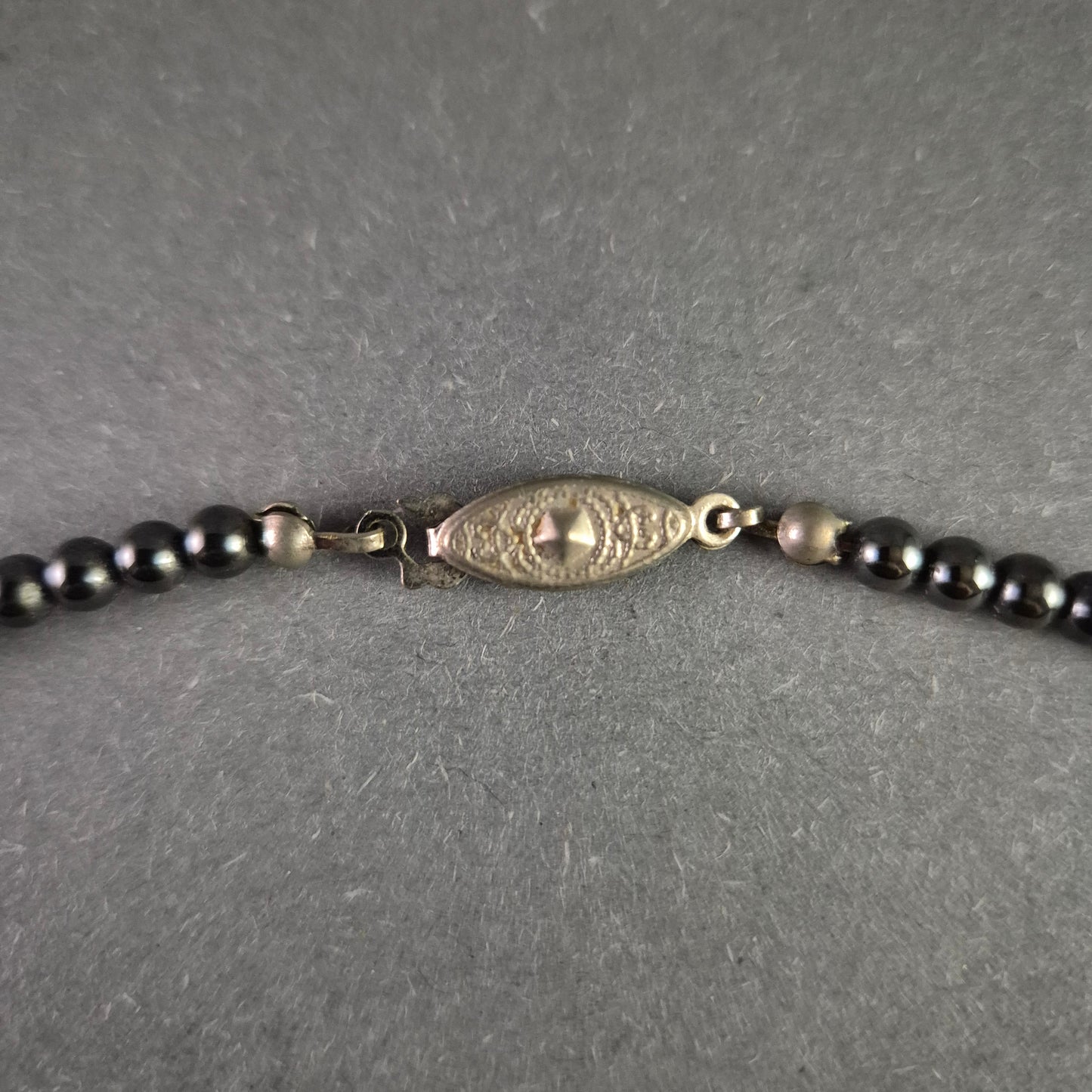 Hämatit-Halskette mit modernem Anhänger – Stilvoll und minimalistisch