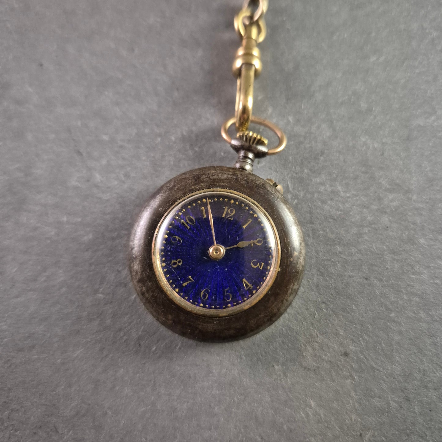 Antike Taschenuhr mit Messingkette – Elegantes Vintage-Design