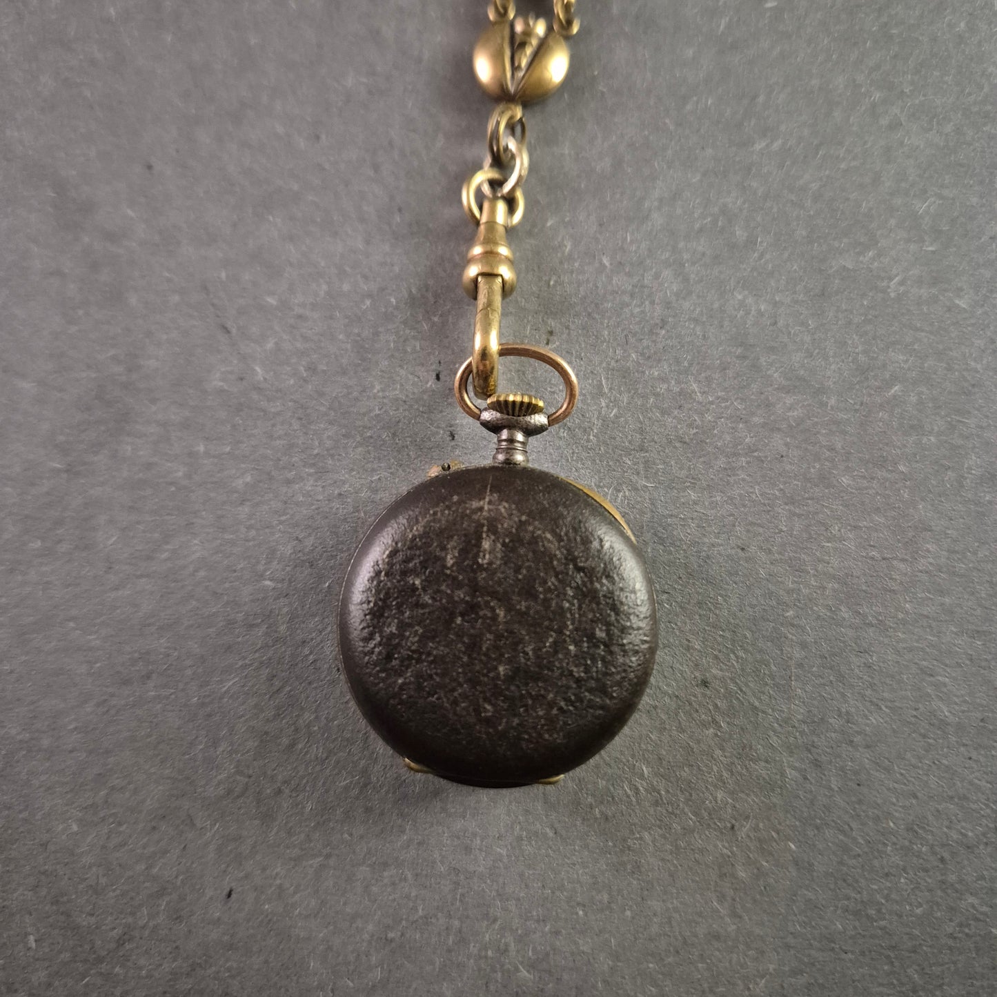 Antike Taschenuhr mit Messingkette – Elegantes Vintage-Design