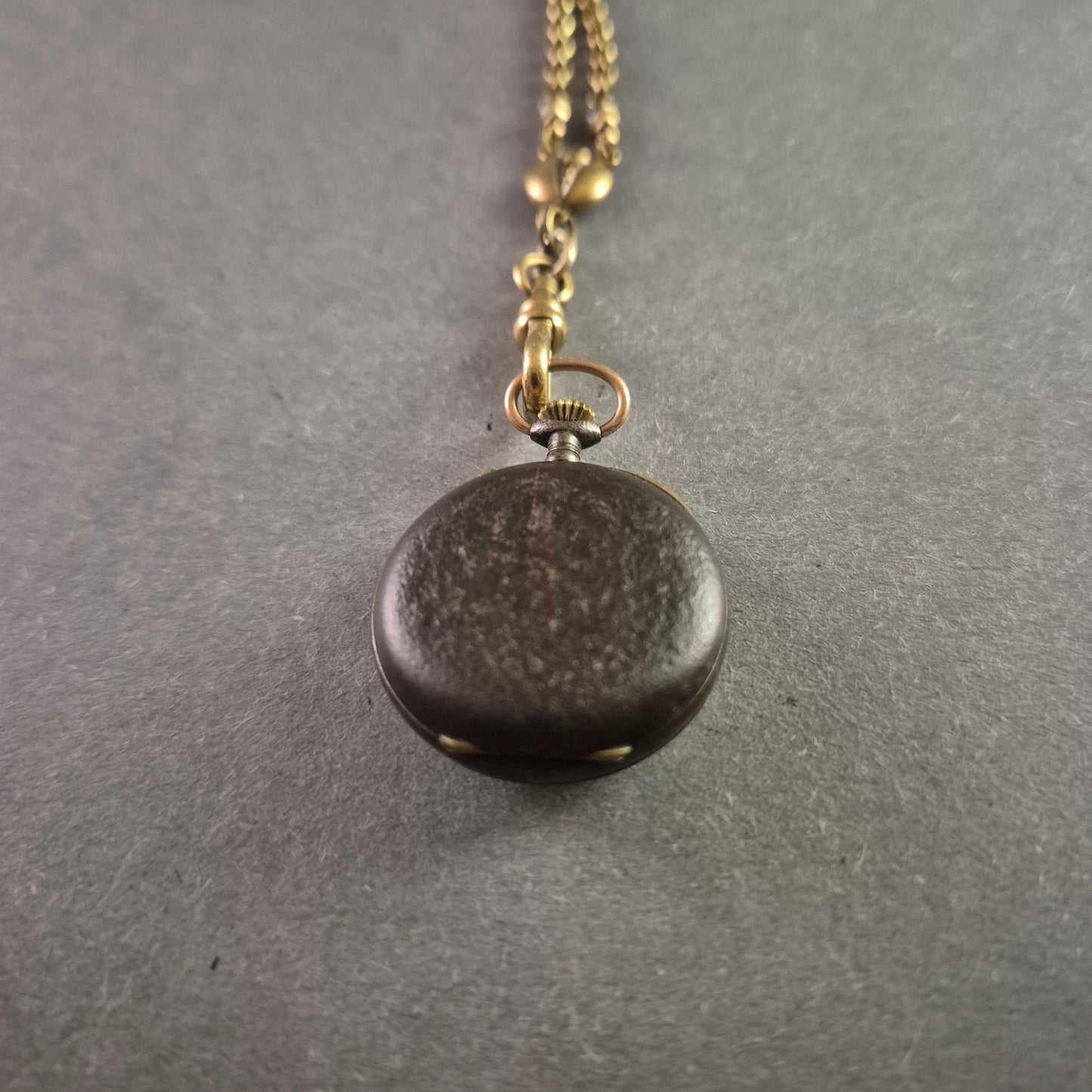 Antike Taschenuhr mit Messingkette – Elegantes Vintage-Design