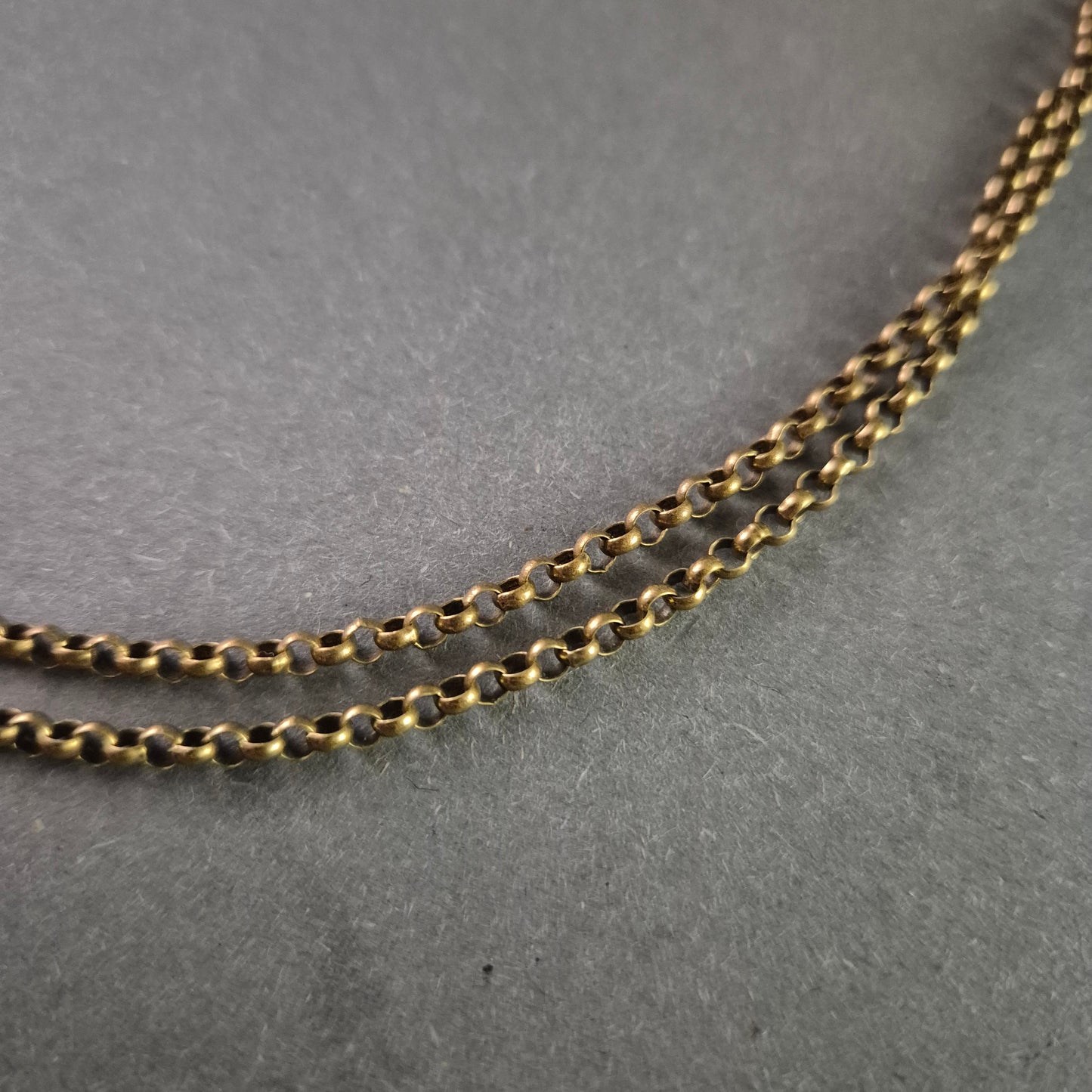 Antike Taschenuhr mit Messingkette – Elegantes Vintage-Design