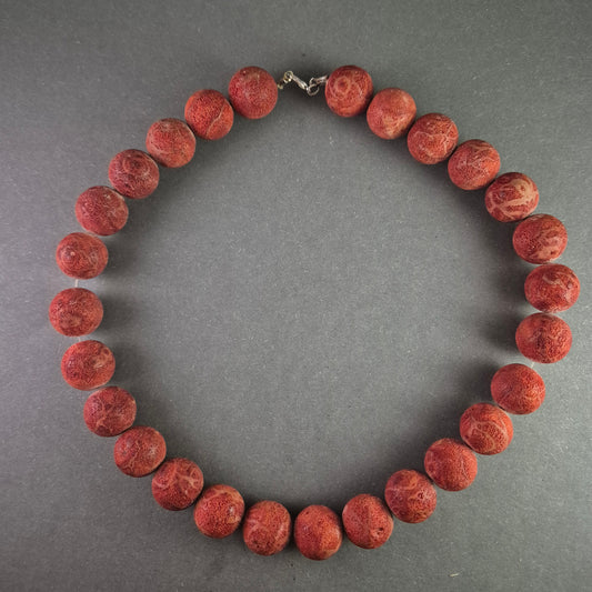 Elegante Halskette mit großen roten Naturperlen – Auffälliges Accessoire