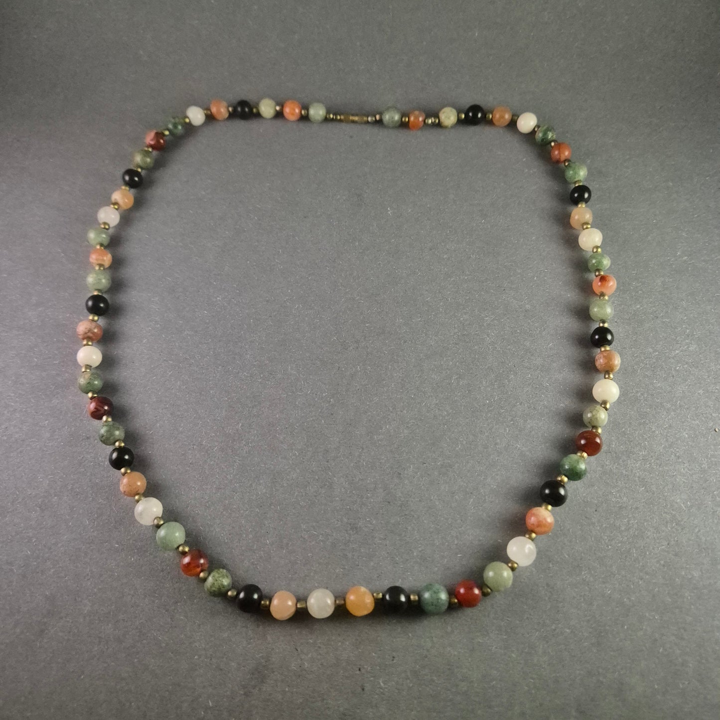 Farbenfrohe Halskette aus Naturstein – Vielseitiges Accessoire