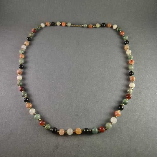 Farbenfrohe Halskette aus Naturstein – Vielseitiges Accessoire