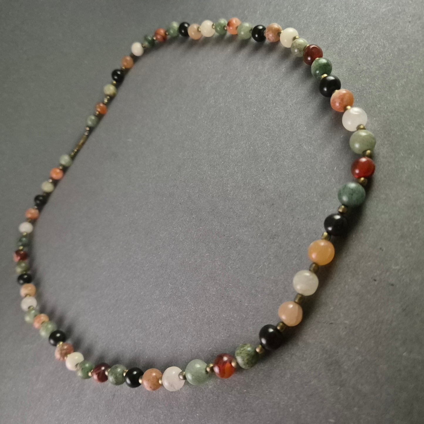 Farbenfrohe Halskette aus Naturstein – Vielseitiges Accessoire