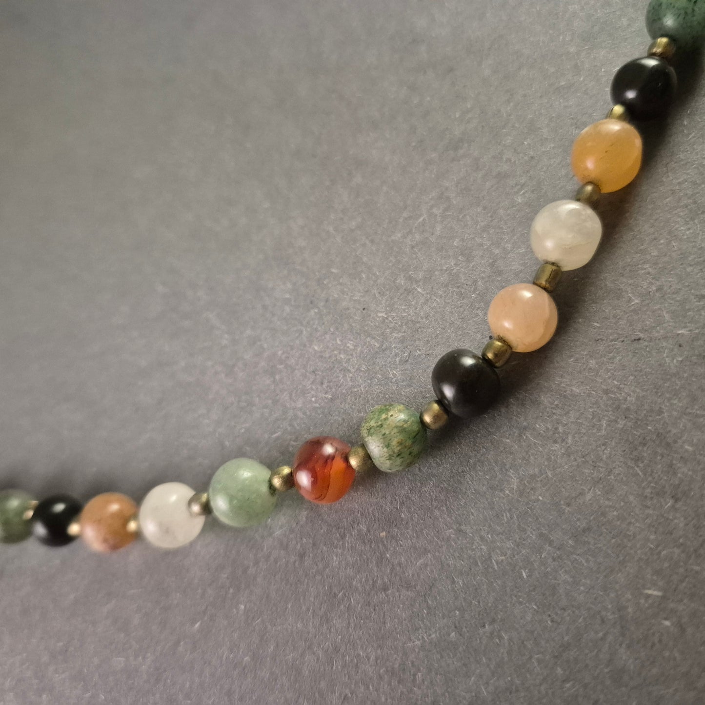 Farbenfrohe Halskette aus Naturstein – Vielseitiges Accessoire