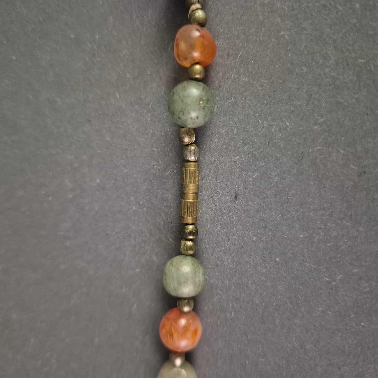 Farbenfrohe Halskette aus Naturstein – Vielseitiges Accessoire