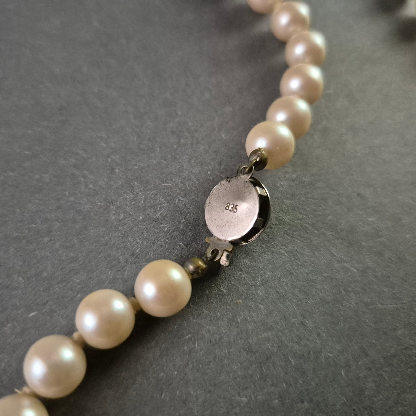 Elegante Vintage-Perlenkette mit 835 Silberverschluss