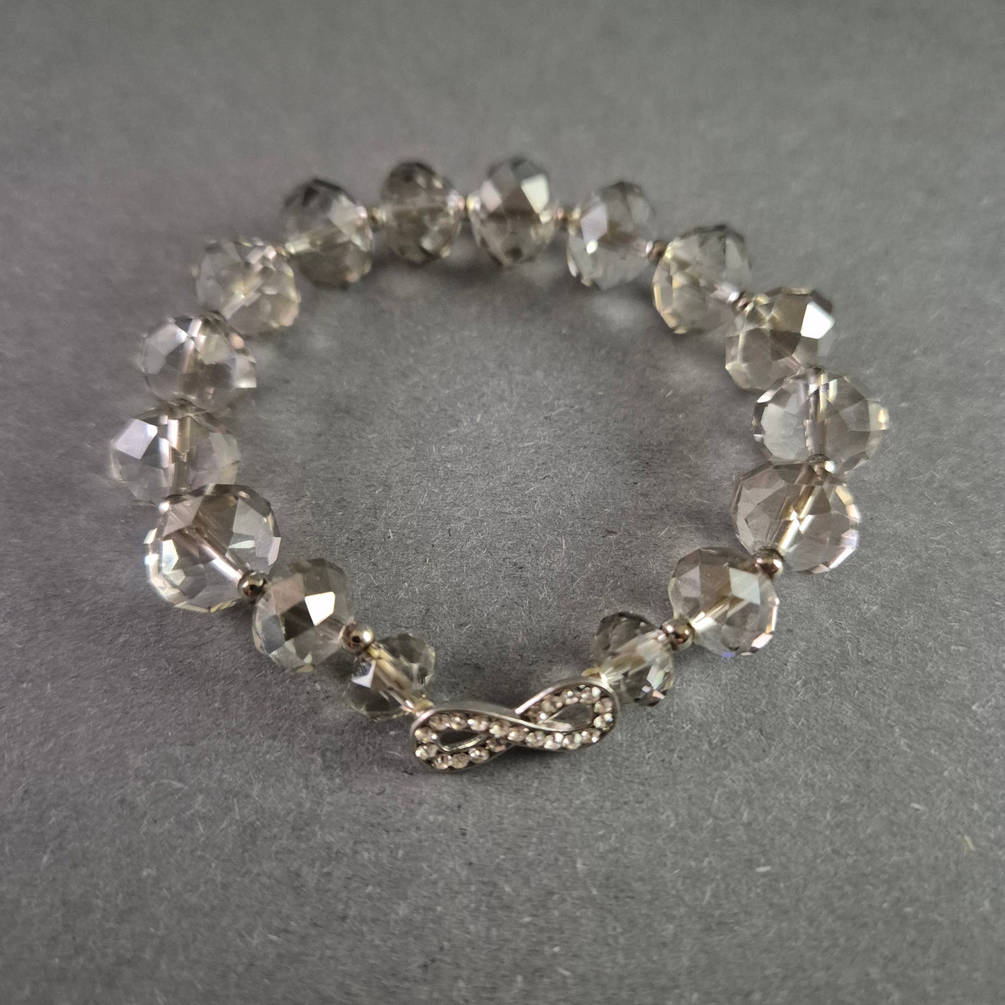 Glamouröses Armband mit facettierten Kristallen und Infinity-Verschluss