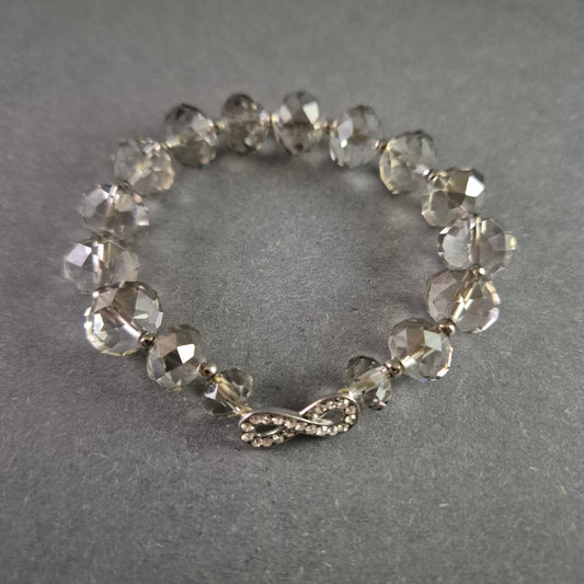 Glamouröses Armband mit facettierten Kristallen und Infinity-Verschluss