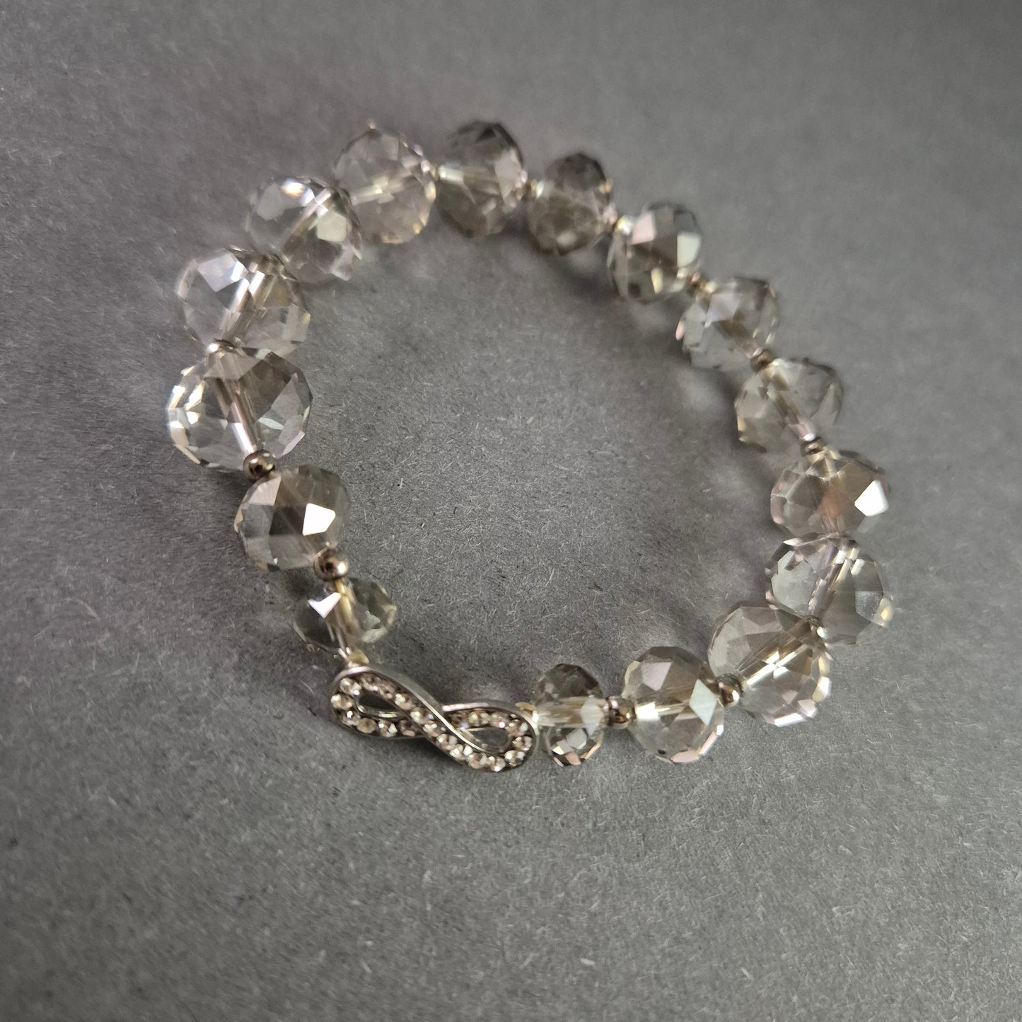 Glamouröses Armband mit facettierten Kristallen und Infinity-Verschluss