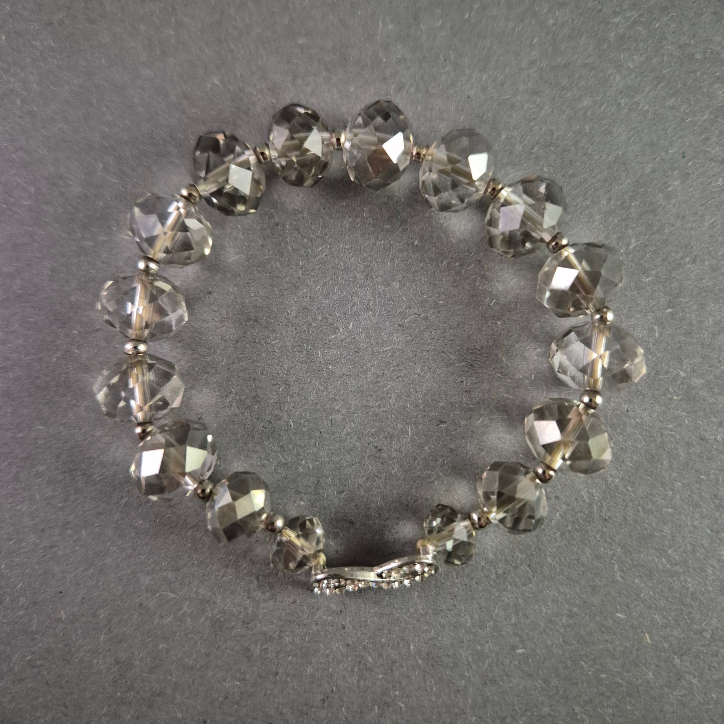 Glamouröses Armband mit facettierten Kristallen und Infinity-Verschluss