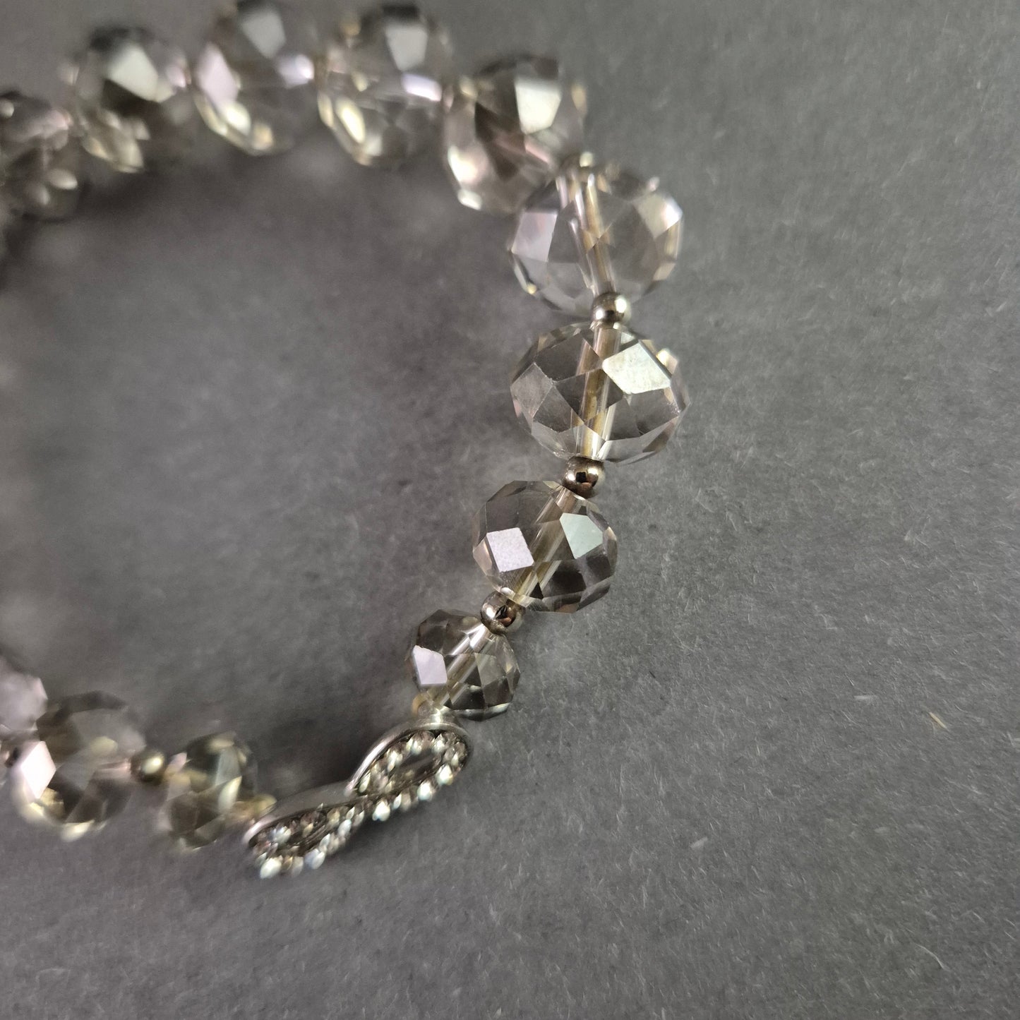 Glamouröses Armband mit facettierten Kristallen und Infinity-Verschluss