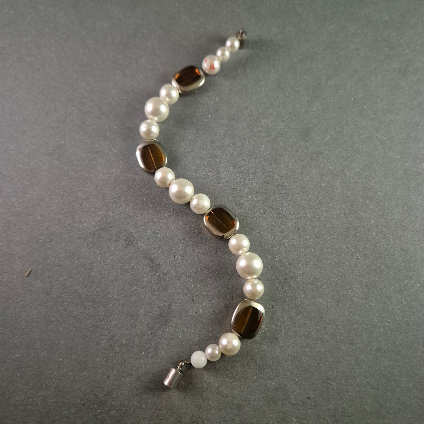 Elegantes Perlenarmband mit Bernsteinakzenten – Stilvoll und zeitlos