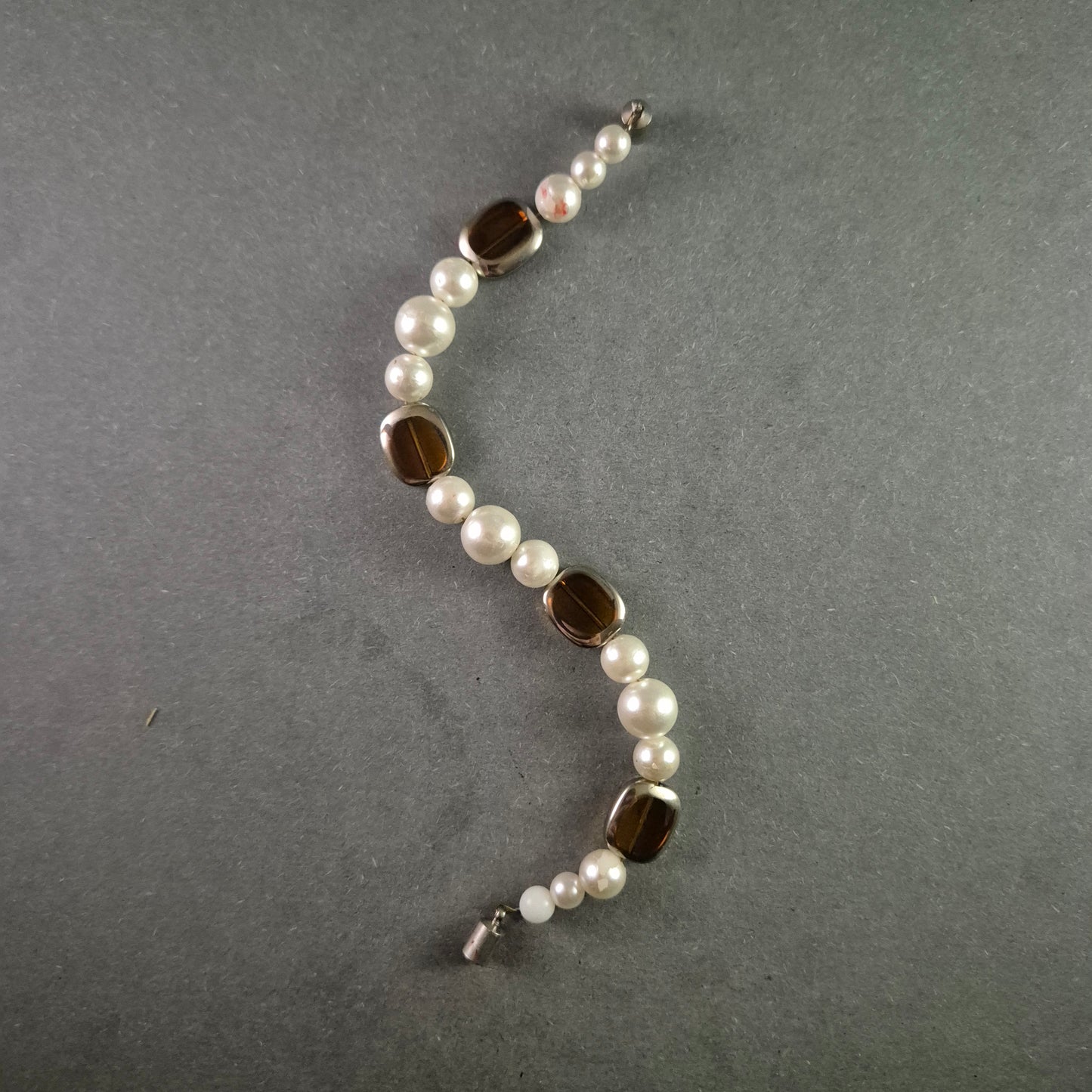 Elegantes Perlenarmband mit Bernsteinakzenten – Stilvoll und zeitlos