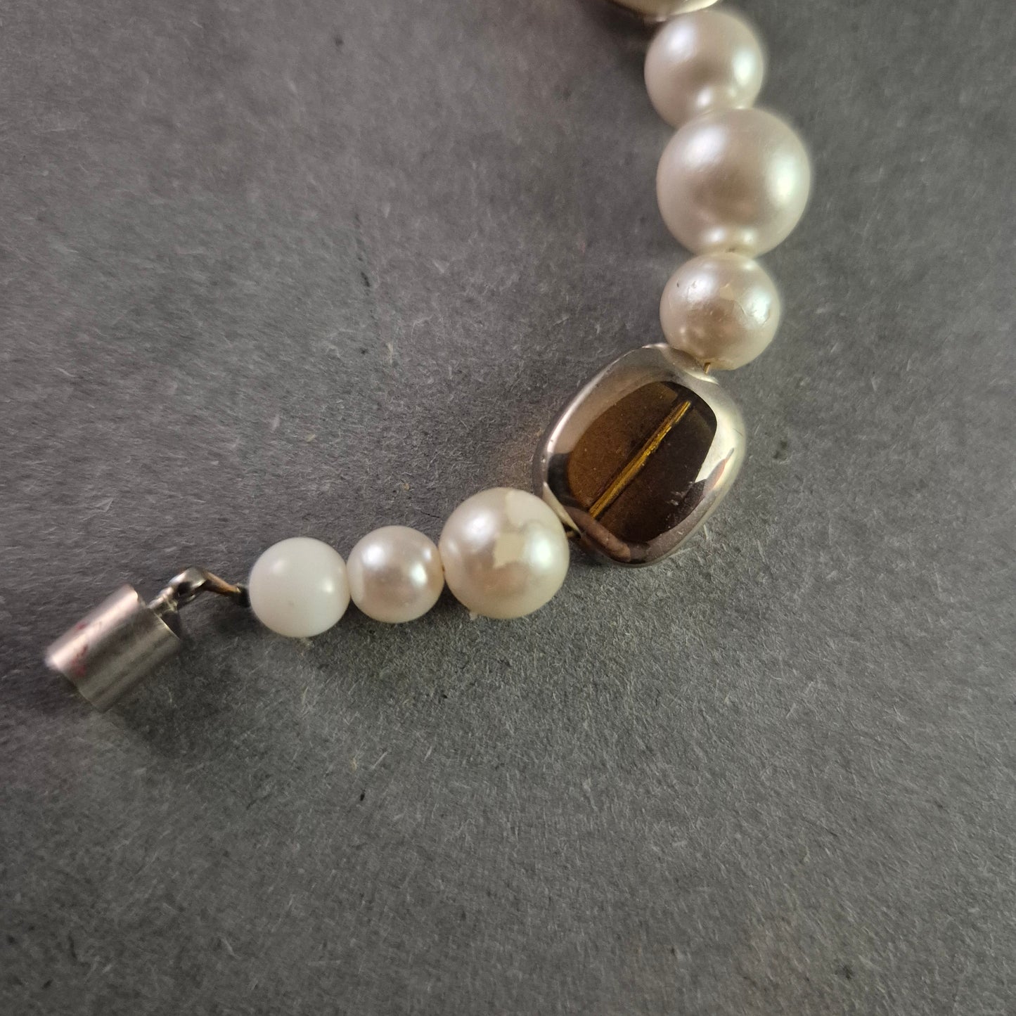 Elegantes Perlenarmband mit Bernsteinakzenten – Stilvoll und zeitlos