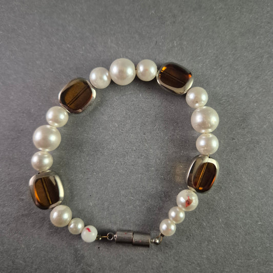 Elegantes Perlenarmband mit Bernsteinakzenten – Stilvoll und zeitlos