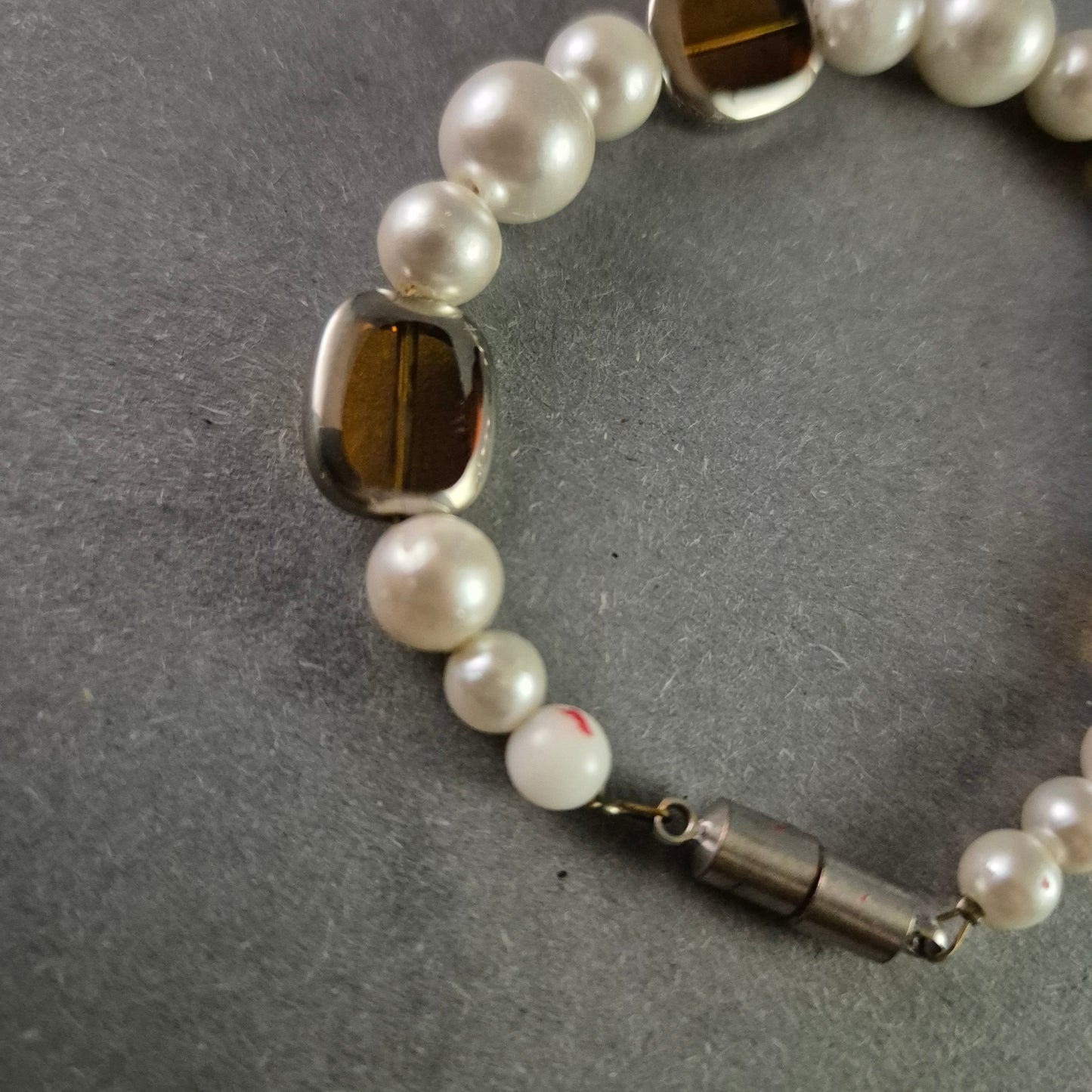 Elegantes Perlenarmband mit Bernsteinakzenten – Stilvoll und zeitlos