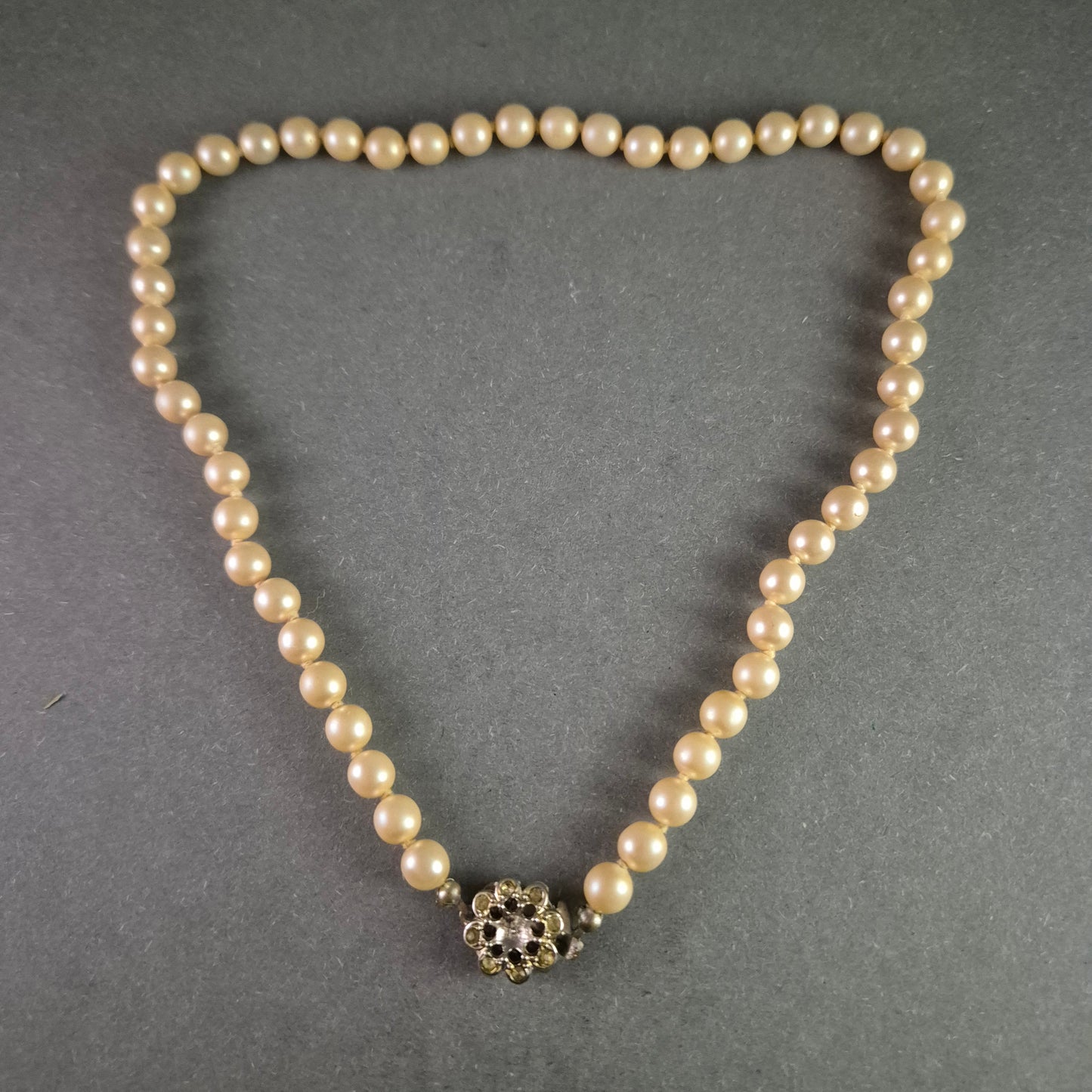 Klassische Perlenkette mit floralem Verschluss – Eleganz für besondere Anlässe