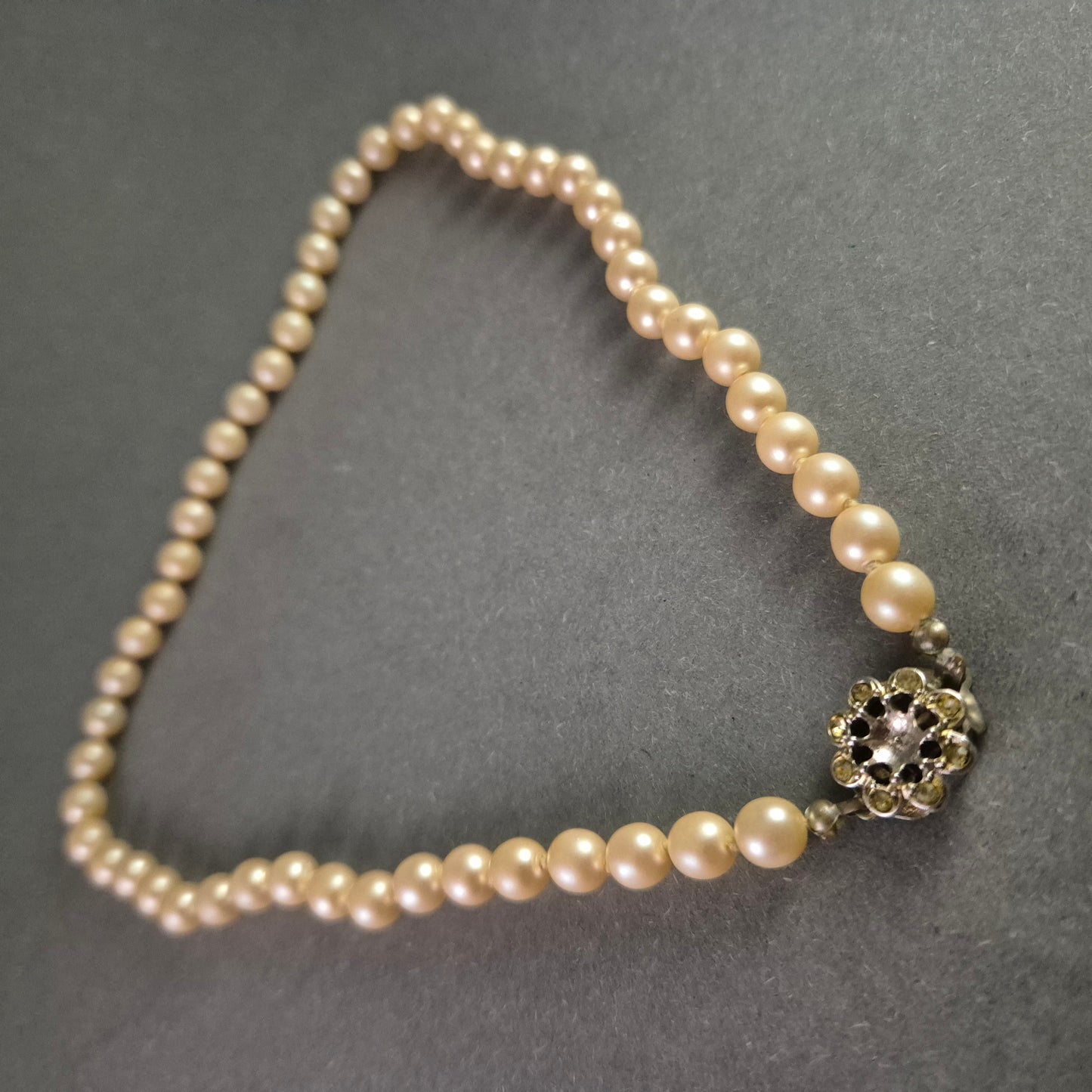 Klassische Perlenkette mit floralem Verschluss – Eleganz für besondere Anlässe