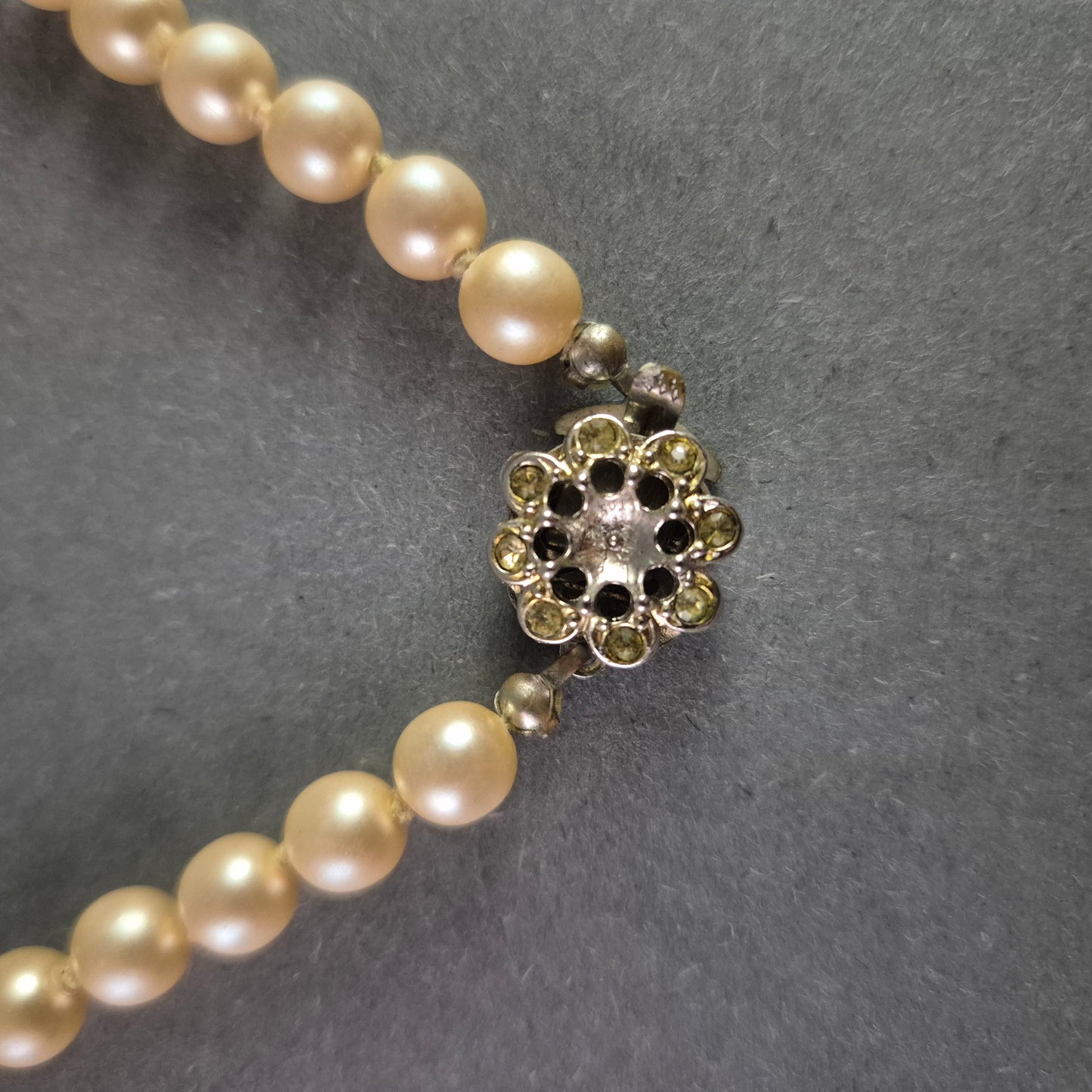 Klassische Perlenkette mit floralem Verschluss – Eleganz für besondere Anlässe