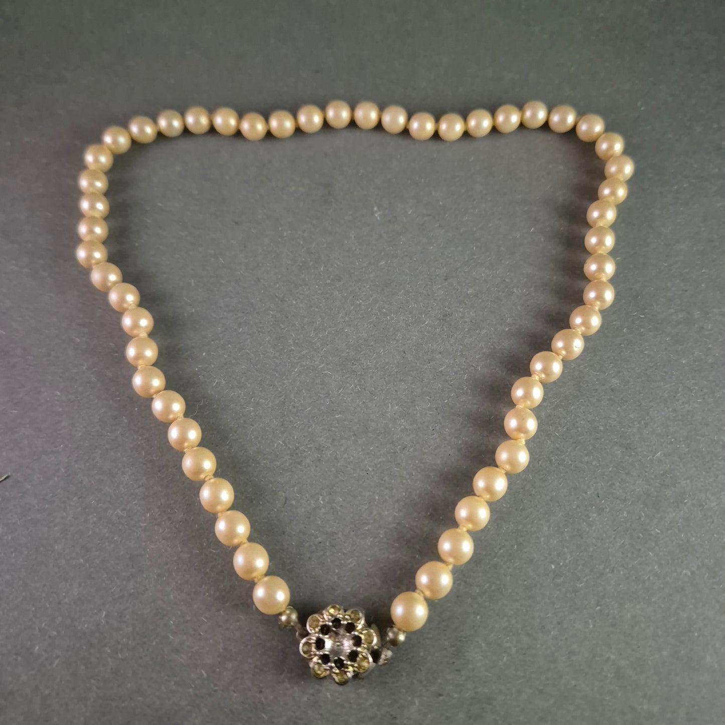 Klassische Perlenkette mit floralem Verschluss – Eleganz für besondere Anlässe