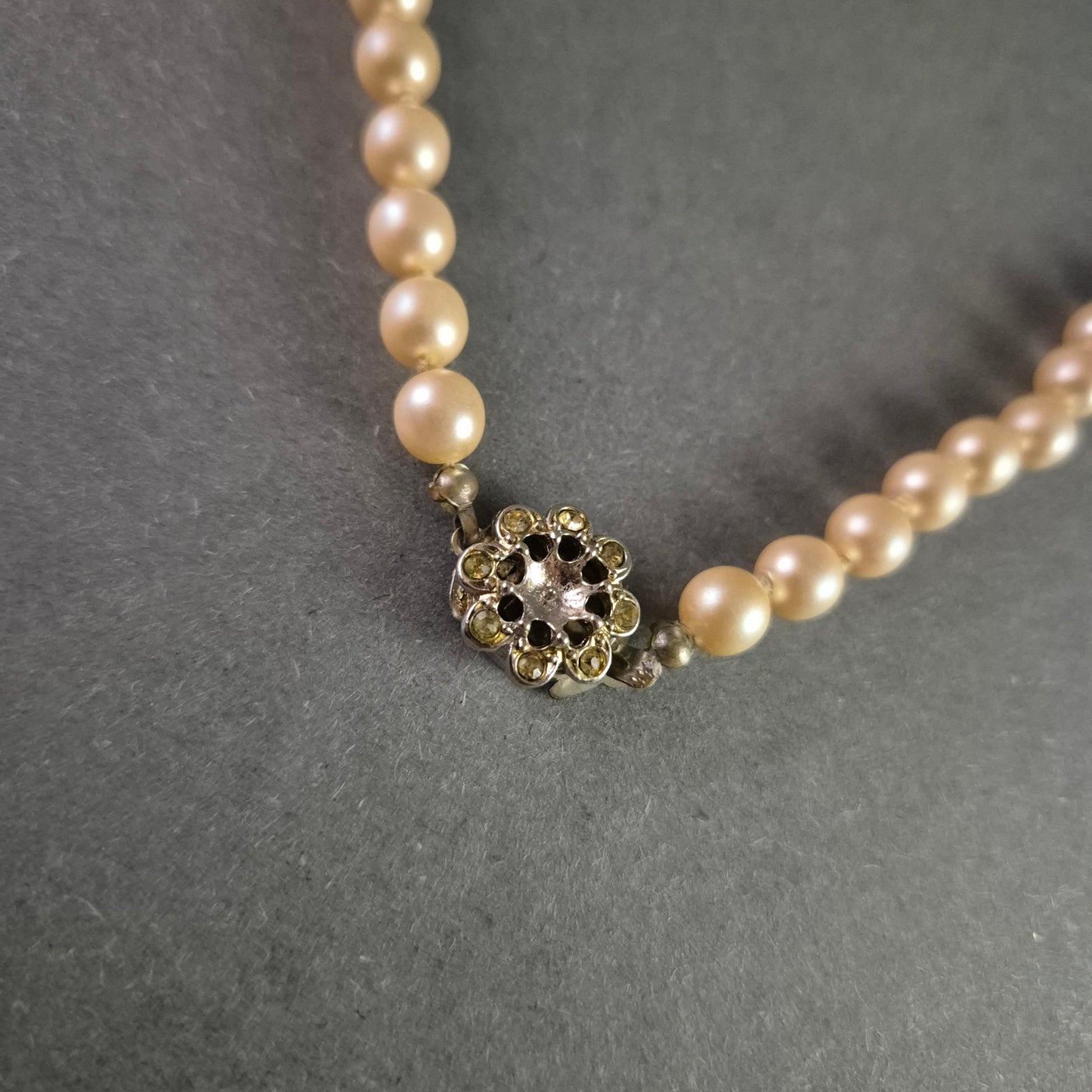 Klassische Perlenkette mit floralem Verschluss – Eleganz für besondere Anlässe