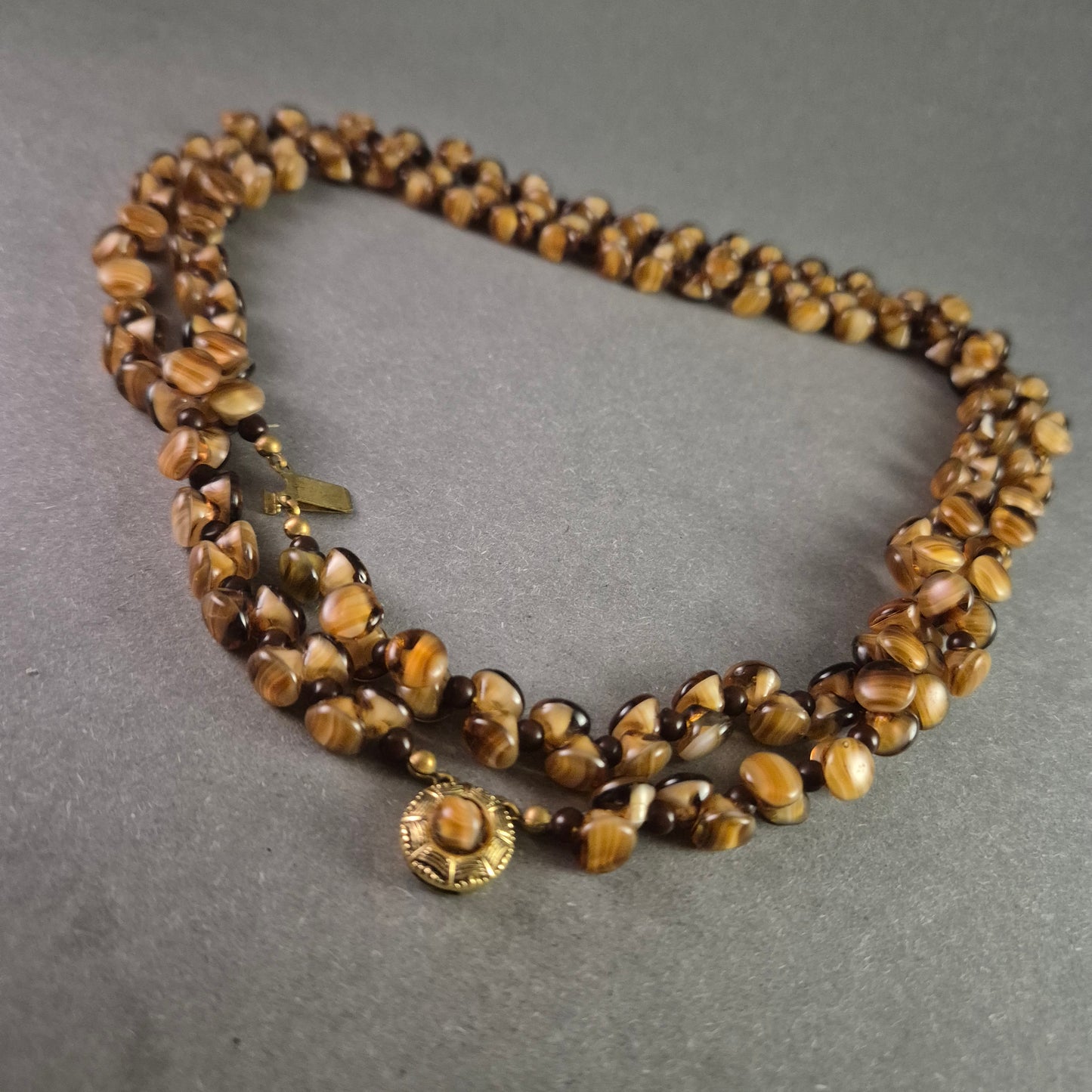 Exklusive Vintage-Halskette mit dreireihigen Tigeraugen-Glasperlen