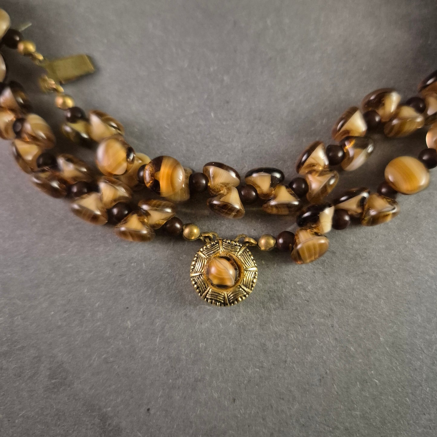 Exklusive Vintage-Halskette mit dreireihigen Tigeraugen-Glasperlen