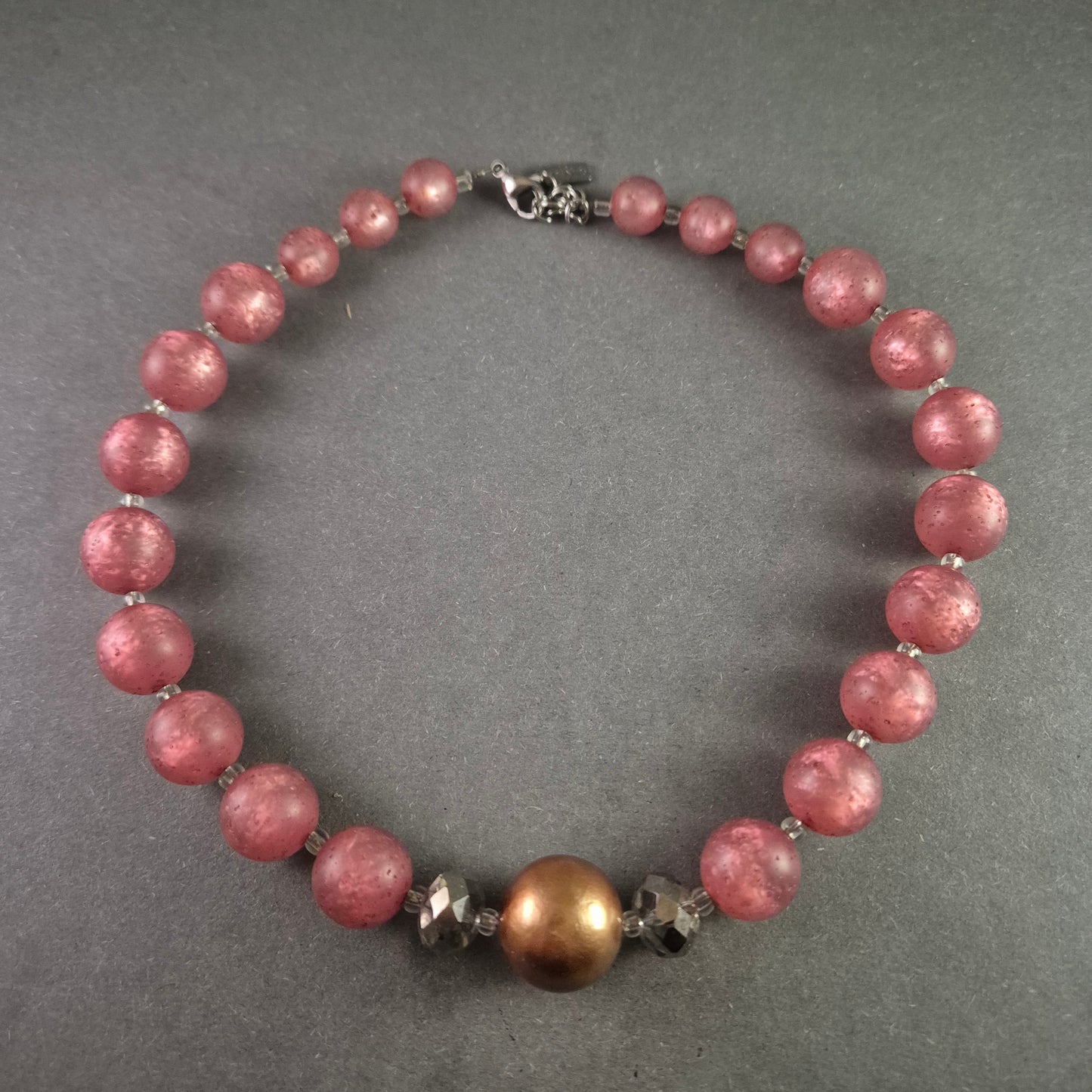 Moderne Halskette mit rosa Perlen und goldfarbenem Akzent