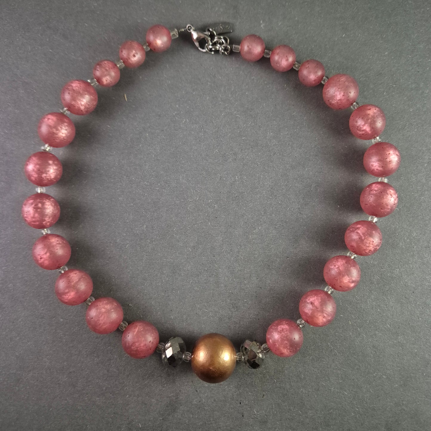 Moderne Halskette mit rosa Perlen und goldfarbenem Akzent